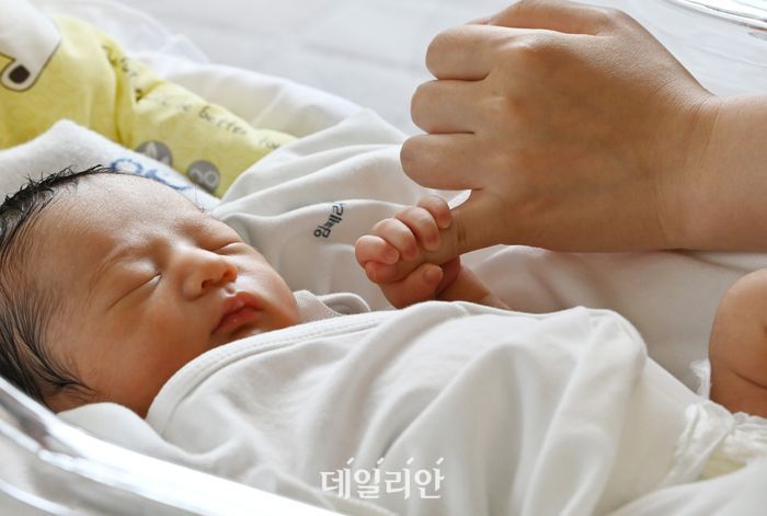 경기도 수원시 쉬즈메디 병원에서 한 산모가 아기를 돌보고 있다. 위 사진은 본 기사 내용과 관련 없음. ⓒ뉴시스