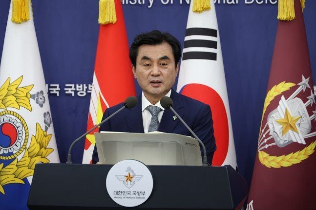 <b>국방부 장관</b>이 탈영 의혹?…국민의힘 "李대통령, 안규백 병적기록 소명...