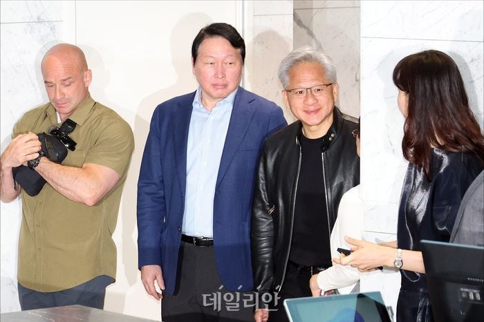 최태원 시간표대로 간다…주가 흔들려도 월가는 하이닉스에 베팅