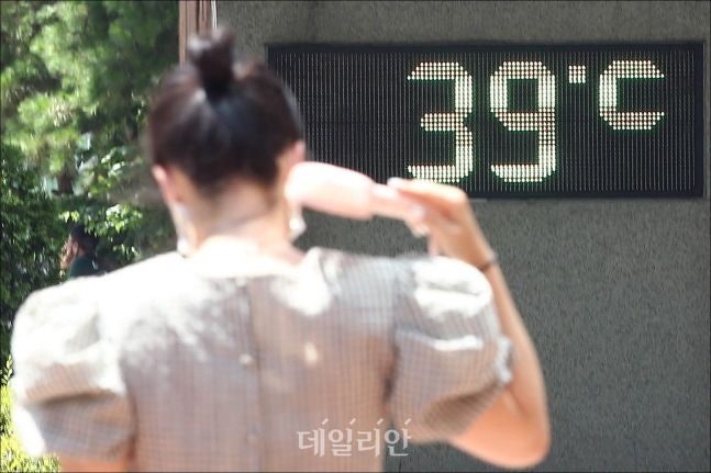 <b>중복</b>에 펄펄 끓는 한반도…경주 이어 대구·포항까지 ‘폭염중대경보’...