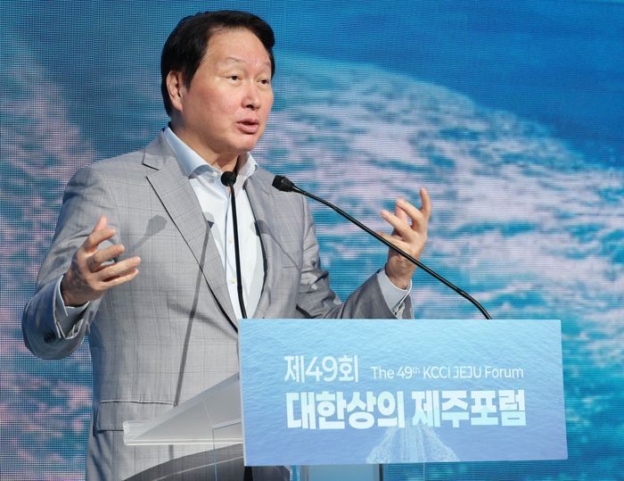 최태원 SK그룹 회장 겸 대한상공회의소 회장이 지난달 15일 제주 서귀포시 색달동 신라호텔에서 열린 제49회 대한상의 제주포럼 개회식에서 개회사를 하고 있다.ⓒ대한상의