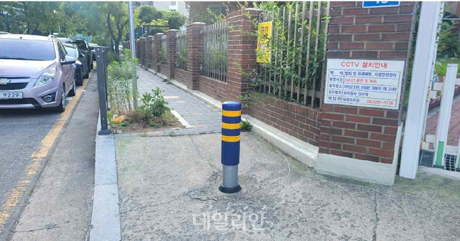 낮고 단단한 ‘보행 방해물’…행안부, <b>볼라드</b> 전수조사
