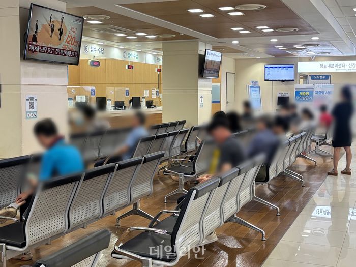 6일 오후 1시 서울 동작구 서울특별시보라매병원 외래 대기공간에서 환자들이 TV에 방송되는 폭염 관련 날씨 속보를 지켜보고 있다. ⓒ데일리안 김효경 기자