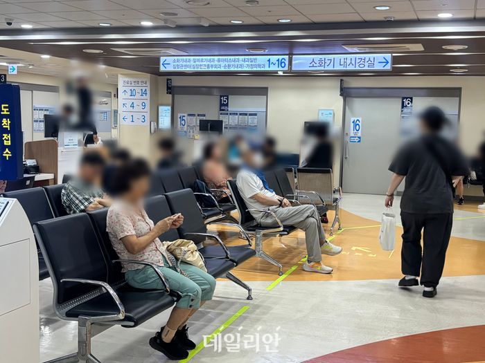 6일 오후 1시 서울 동작구 서울특별시보라매병원에 내원한 환자들이 대기공간에서 진료를 기다리고 있다. ⓒ데일리안 김효경 기자