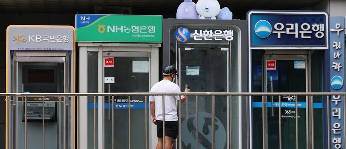 금융당국이 입주를 앞둔 신축 단지에 대한 잔금대출을 풀어주는 것으로 가닥을 잡았지만,구체적인 세부 지침이 마련되지 않아 은행도 시장도 혼란스러운 모습이다.ⓒ연합뉴스