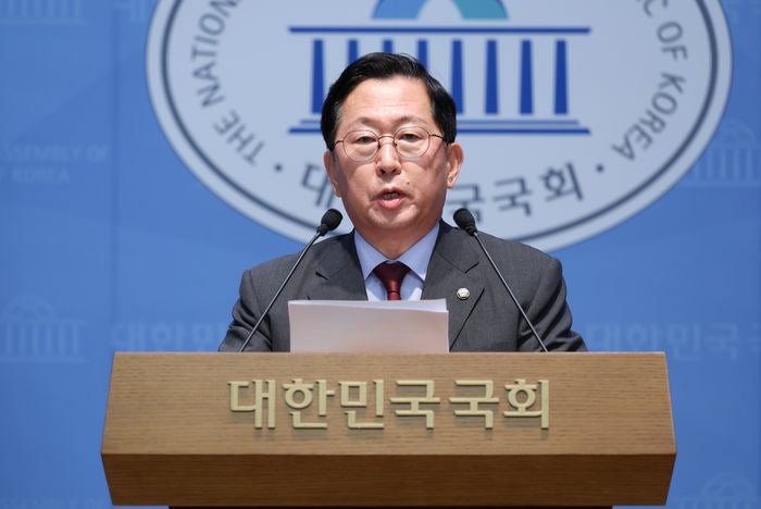 <b>군무원</b>에 군 숙소 제공…유용원, <b>군무원</b>복지기본법 제정안 대표발의