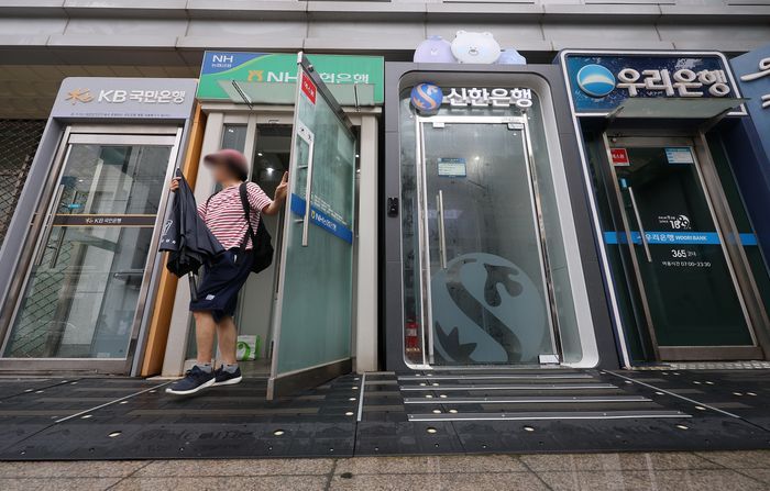 금융당국이 잔금대출 등을 가계대출 총량 관리 대상에서 제외하는 방안을 검토하고 있지만,금융 소비자들의 볼멘소리는 여전히 거세다.ⓒ연합뉴스