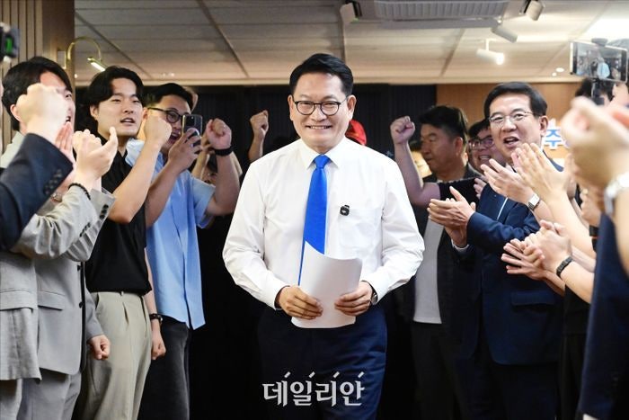 <b>송영길</b>, '李지지율 하락은 코어층 이탈' 정청래에 "돌팔이 진단…핵심은...