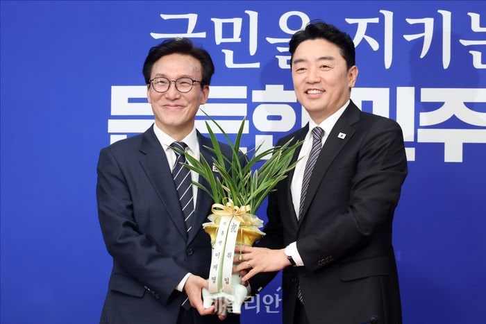 당권 쥐자마자 강훈식부터 만난 <b>김민석</b> "벽 없는 원팀"