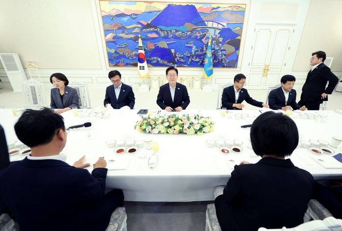 <b>李대통령</b>·민주당 지도부 만찬…"차이 찾으면 원수, 같은 점 찾으면 형...