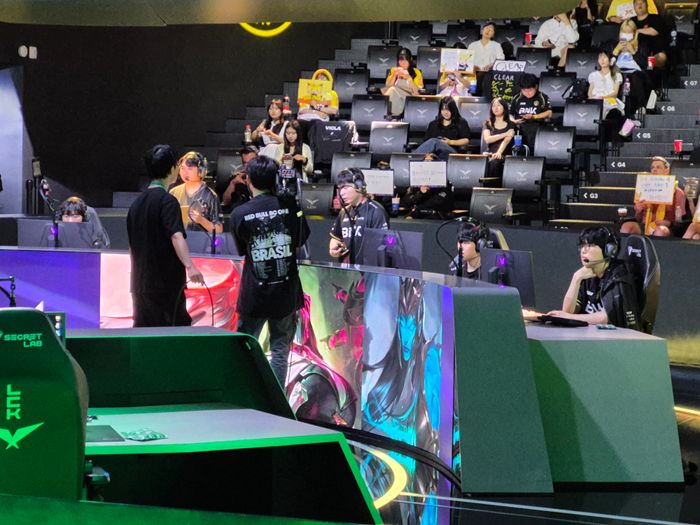 BNK 피어엑스 선수단이 28일 치지직 롤파크에서 열린 2026 LCK 플레이-인 파이널 라운드에서 밴픽을 하고 있다.ⓒ데일리안 박상준 기자