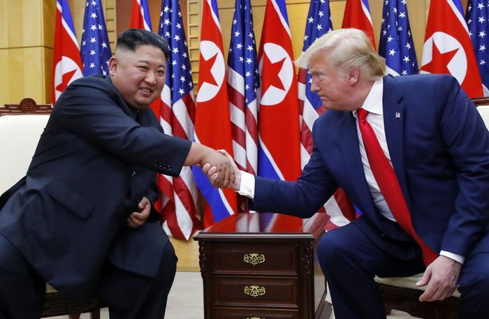 도널드 트럼프 미국 대통령과 김정은 북한 국무위원장이 2019년 6월 30일 판문점 자유의 집에서 북-미 정상회담에 앞서 악수하고 있다.ⓒ뉴시스