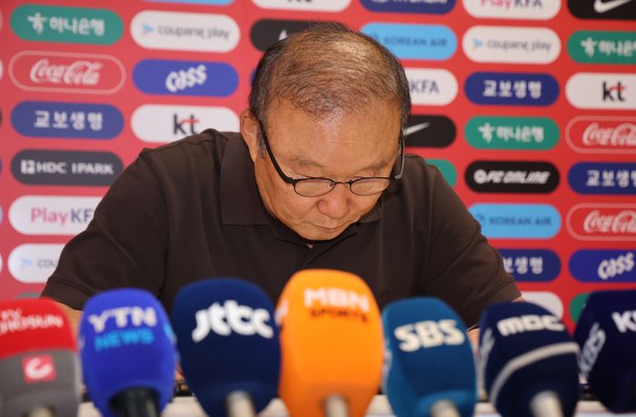 “체코전 끝나고 손흥민 찾아와” <b>박항서</b>, <b>축구협회 작심 비판</b>