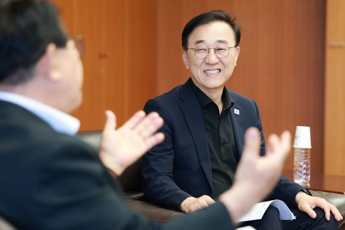 김윤덕 국토부 장관이 일본 도쿄 국토교통성에서 가네코 야스시 국토교통대신과 면담을 하고 있다.ⓒ국토부