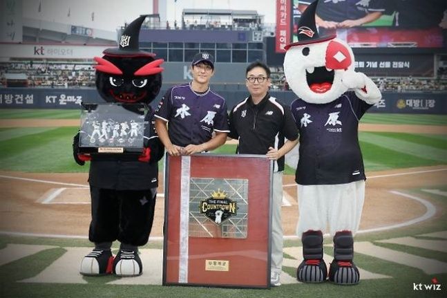 KT맨! <b>황재균</b> 은퇴경기 “수원에서 시작하고 수원에서 마무리...운 좋은...
