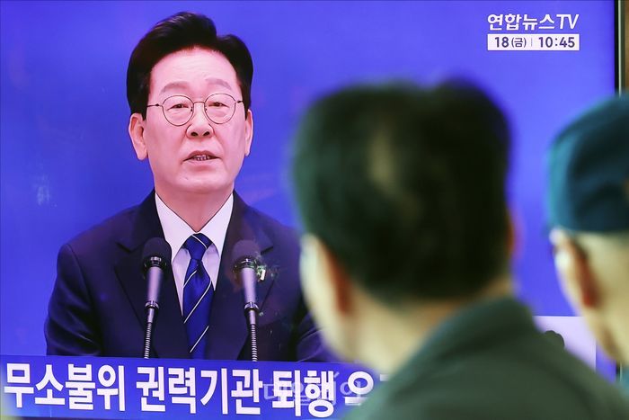 18일 오전 서울 용산구 서울역에서 시민들이 이재명 대통령의 대국민 기자회견 생중계를 시청하고 있다. ⓒ데일리안 홍금표 기자