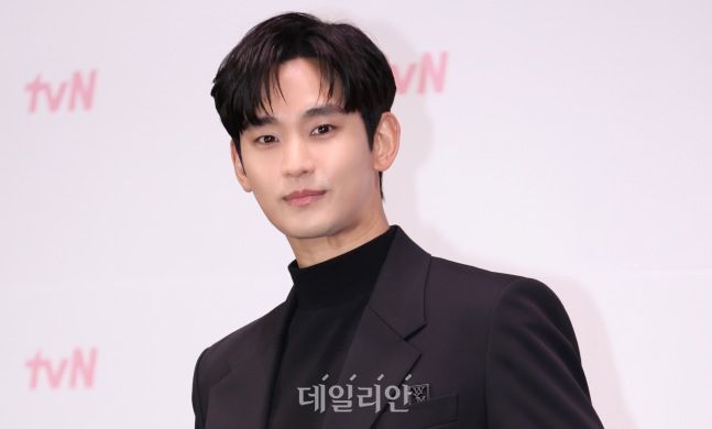 ‘혐의 벗은’ <b>김수현</b>, 1년 6개월 침묵 깬다…국내 첫 공식 무대