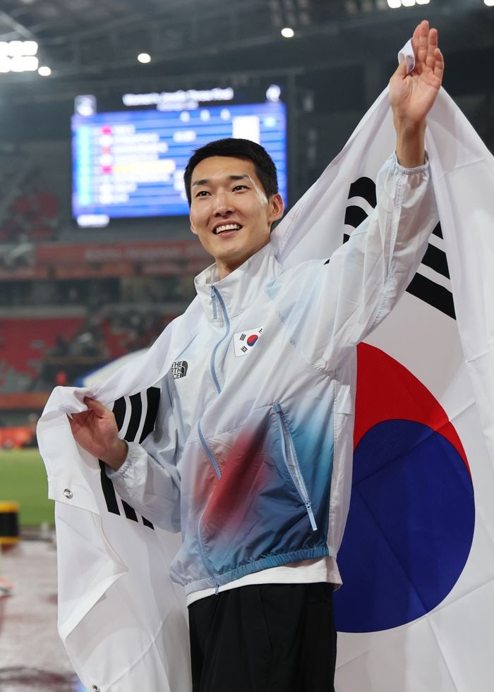 '빗속 투혼' <b>우상혁</b>, <b>높이뛰기 동메달</b>…아시안게임 3회 연속 메달 수립
