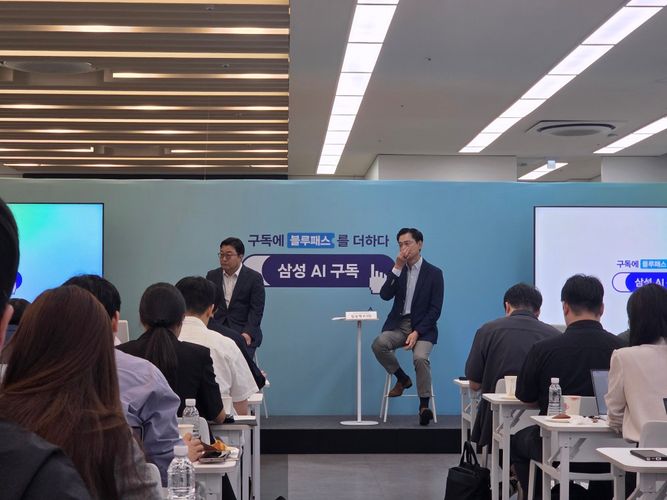 28일 서울 강남구 삼성스토어 청담점에서 'AI 구독 2주년 미디어 브리핑'이 열렸다.임성택 삼성전자 한국총괄 부사장(우)과 김용훈 삼성전자 한국총괄 CE팀장(좌)가 미디어 브리핑에 참석한 모습.ⓒ임채현 기자