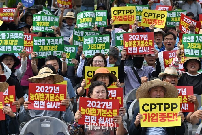 전국농민회총연맹 광주전남연맹이 지난 10일 오후 전남광주 서구 전남광주통합특별시 광주청사 앞에서 정부를 향해 농산물 가격폭락 대책 마련과 환태평양경제동반자협정(CPTPP) 가입 검토 중단을 촉구하고 있다.ⓒ뉴시스