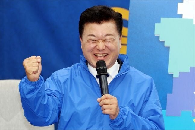 [속보] 경찰, <b>신용한</b> 충북도지사 <b>집무실 압수수색</b>