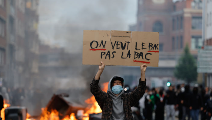 1일 프랑스 릴에서 한 학생이 '우리가 원하는 건 BAC(고등학교 졸업장)이지 BAC(범죄수사)라고 적힌 팻말을 들고 있다.ⓒAP/뉴시스