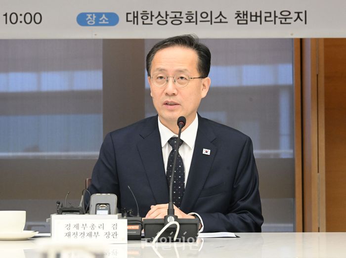 이형일 부총리 겸 재정경제부 장관은 7일 대한상공회의소에서 경제6단체 대표들과 간담회를 열고 최근 경제동향과 향후 경제정책 방향을 설명했다. ⓒ재정경제부