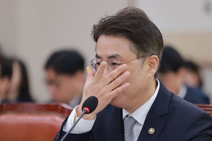 이진수 법무부 장관 직무대행이 8일 국회 법제사법위원회에서 열린 법무부,대한법률구조공단 등에 대한 국정감사에서 안경을 고쳐 쓰고 있다.ⓒ연합뉴스