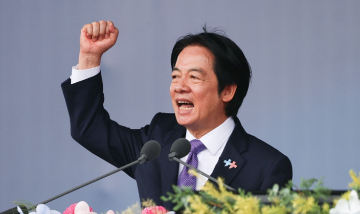 라이칭더 대만 총통이 10일 대만 타이베이 총통부 앞에서 열린 건국기념일(쌍십절) 기념식에서 주먹을 들어 올리며 연설하고 있다.ⓒ로이터/연합뉴스