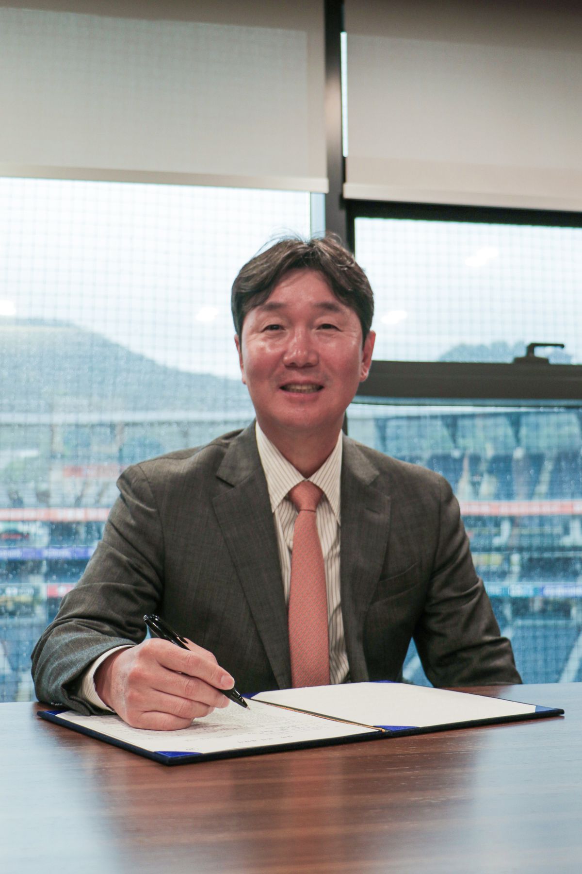 아시안게임 금메달 이끈 <b>류지현 감독</b>, <b>한화</b>와 3년 <b>계약</b>
