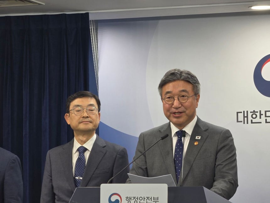 윤호중 행정안전부 장관이 정부서울청사에서 2차 중앙행정기관 이전 브리핑을 진행하고 있다.ⓒ데일리안 임정희 기자