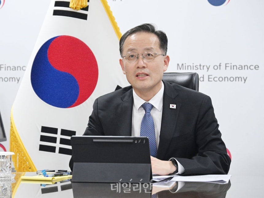 이형일 부총리 겸 재정경제부 장관이 10월 13일 저녁 서울 종로구 정부서울청사에서 스콧 베센트 미국 재무장관과 화상면담을 하고 있다.ⓒ재정경제부