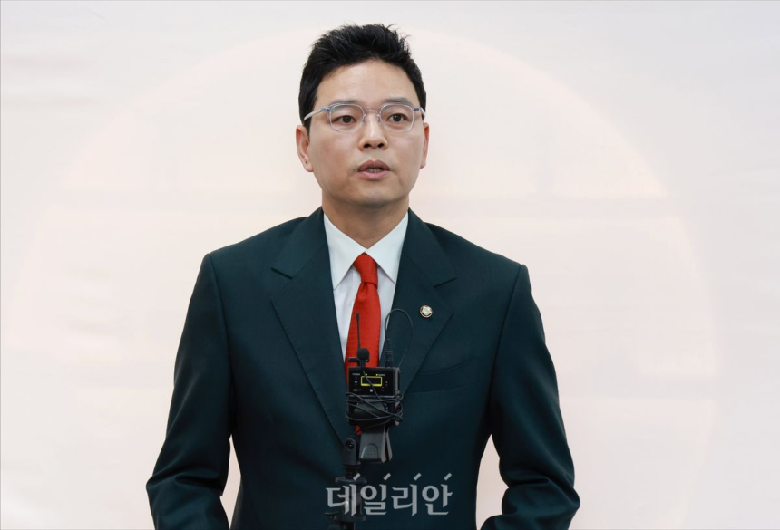 국민의힘 박정훈 의원이 9월 11일 서울 여의도 국회 의원회관에서 열린 김승원 법무부 장관 후보의 '신약 임상시험 청탁' 의혹과 관련한 제넨셀·세종메디칼 주가조작 피해자들 기자회견에서 발언하고 있다. ⓒ데일리안 홍금