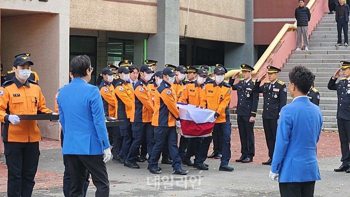 "진석아 잘 가 고생했어"…<b>부천</b> 공장 화재로 순직한 故 김진석 소방위 ...