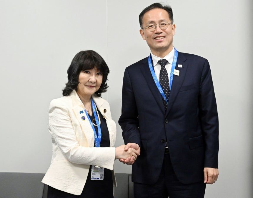 이형일 부총리 겸 재정경제부 장관이 지난 15일(현지시간) 태국 방콕 퀸시리킷 컨벤션센터에서 가타야마 사쓰키 일본 재무장관과 면담에 앞서 기념촬영을 하고 있다.ⓒ재정경제부