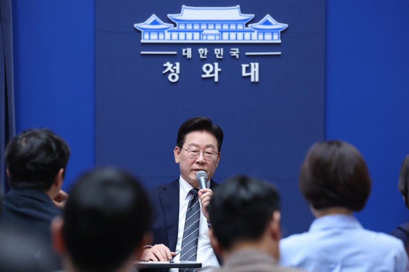 李<b>대통령</b> "증시 <b>저평가</b> 분명…다 제자리로 가게 돼 있어"