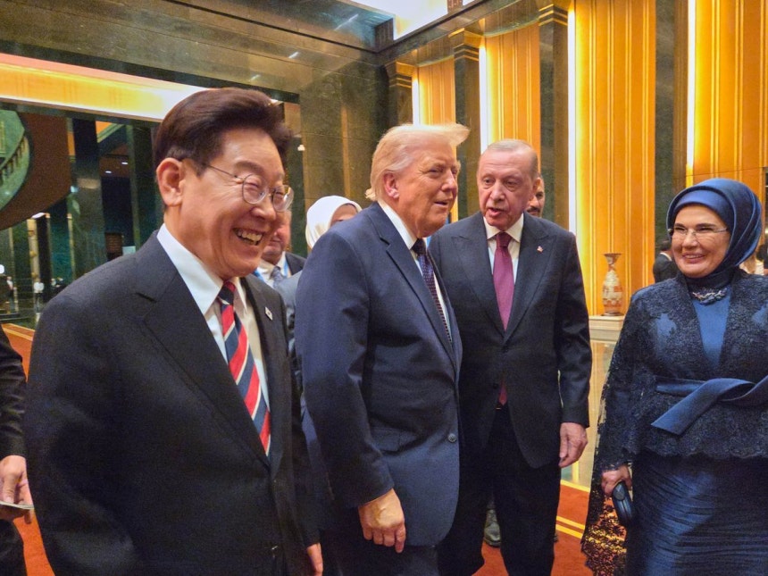 북대서양조약기구(NATO·나토) 정상회의에 참석 중인 이재명 대통령과 도널트 트럼프 미국 대통령이 7월 7일(현지 시간) 튀르키예 앙카라 대통령궁에서 열린 레젭 타입 에르도안 튀르키예 대통령 주최 환영 만찬에서 이동