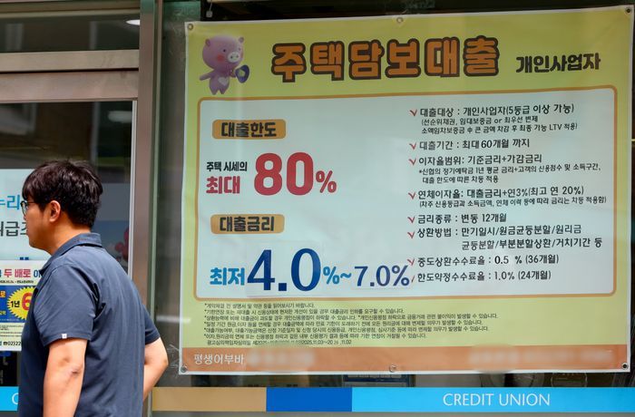 정부는 주택공급 확대와 고금리 기조, 가계대출 총량 규제 등으로 예상보다 집값이 빠르게 하락할 수 있다고 내다보고 있지만, 시장에선 서민 실수요자만 타격을 입을 거라는 전망이 나온다.ⓒ뉴시스