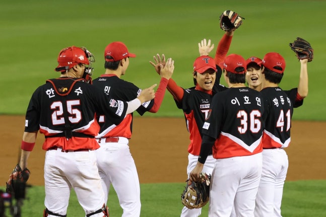 20일 서울 잠실야구장에서 열린 2026 KBO 포스트시즌 준플레이오프 LG 트윈스와 KIA 타이거즈의 3차전 경기서 13-1 승리를 거두고 플레이오프에 진출한 KIA 선수들이 자축하고 있다. ⓒ 뉴시스