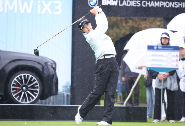 미국여자프로골프투어(LPGA) BMW 레이디스 챔피언십 2026 3라운드가 24일 전남광주 해남군 파인비치골프링크스에서 열렸다. 박민지가 1번홀 티샷하고 있다. ⓒ데일리안 방규현 기자