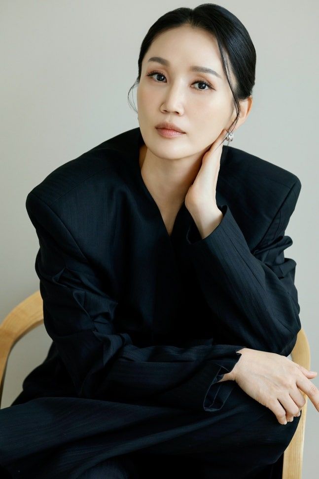 黒いジャケット姿で頬に手を添える俳優パク・ボギョン