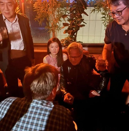 “<b>젠슨 황</b>, '中 <b>스파이</b>' <b>의혹</b> 여성과 술 마시고 저녁까지 먹어”