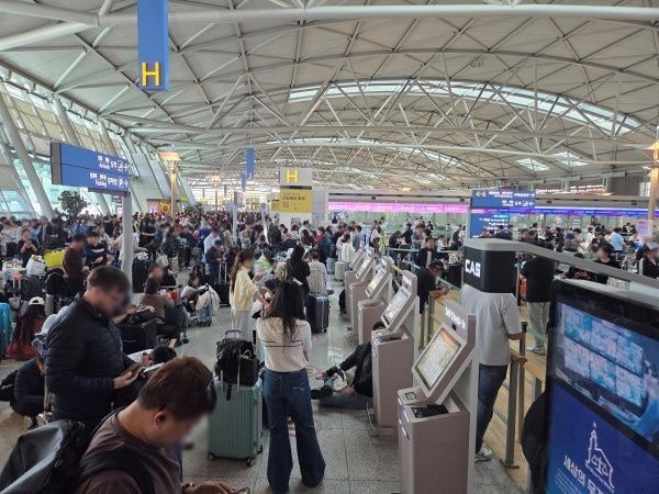 새벽부터 <b>인천공항 발권 시스템 장애</b>...항공편 지연 속출