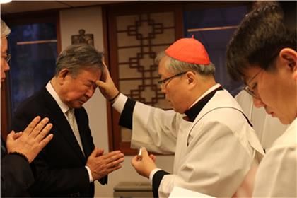 故 <b>최불암</b>, 세례 베푼 염수정 추기경에 <b>병자성사</b>…장례미사도 집전