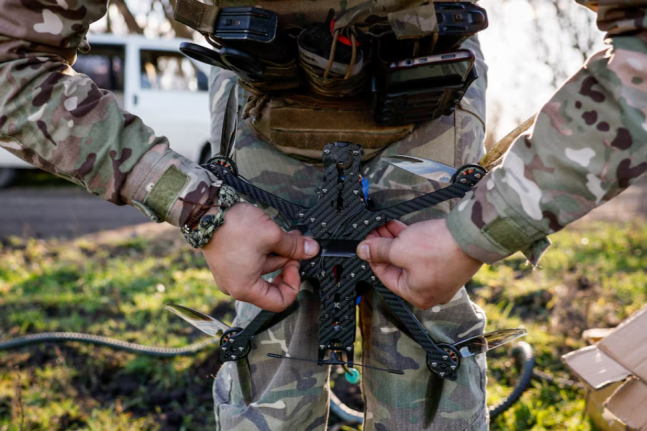 ◆…우크라이나 군인이 FPV 드론을 발사할 준비를 하고 있다. 사진=로이터통신