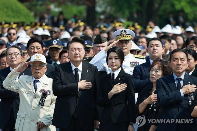 윤 대통령 부부, <b>현충일</b> 추념식 참석… "희생한 영웅들 최고 예우로 보답"