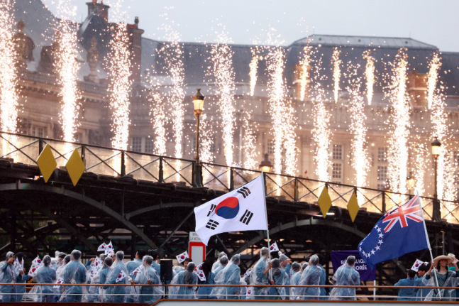 ◆…유람선을 타고 퍼레이드를 펼치는 한국 선수들. 사진=로이터통신