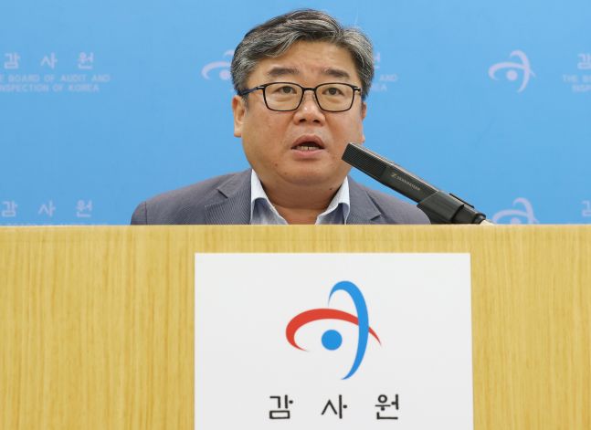 ◆…8일 오후 서울 종로구 감사원에서 전형철 공공기관감사국 과장이 '한국토지주택공사 전관 특혜 실태' 주요 감사 결과를 브리핑하고 있다.[사진=연합뉴스]