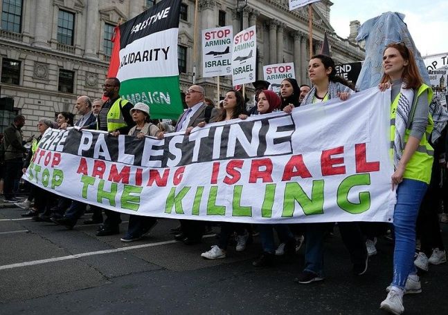 ◆...Pro-Palestinian demonstrators demanding a halt to arms sales to Israel marching towards the UK Parliament. <Photo Wikimedia>