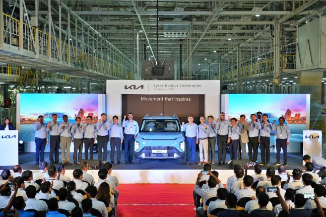 ◆…Kia held a commemoration ceremony on the 16th (local time) for the mass production of the compact SUV 'Syros' at its factory located in Andhra Pradesh, India. President Song Ho-sung and other company executives participated in the ceremony.